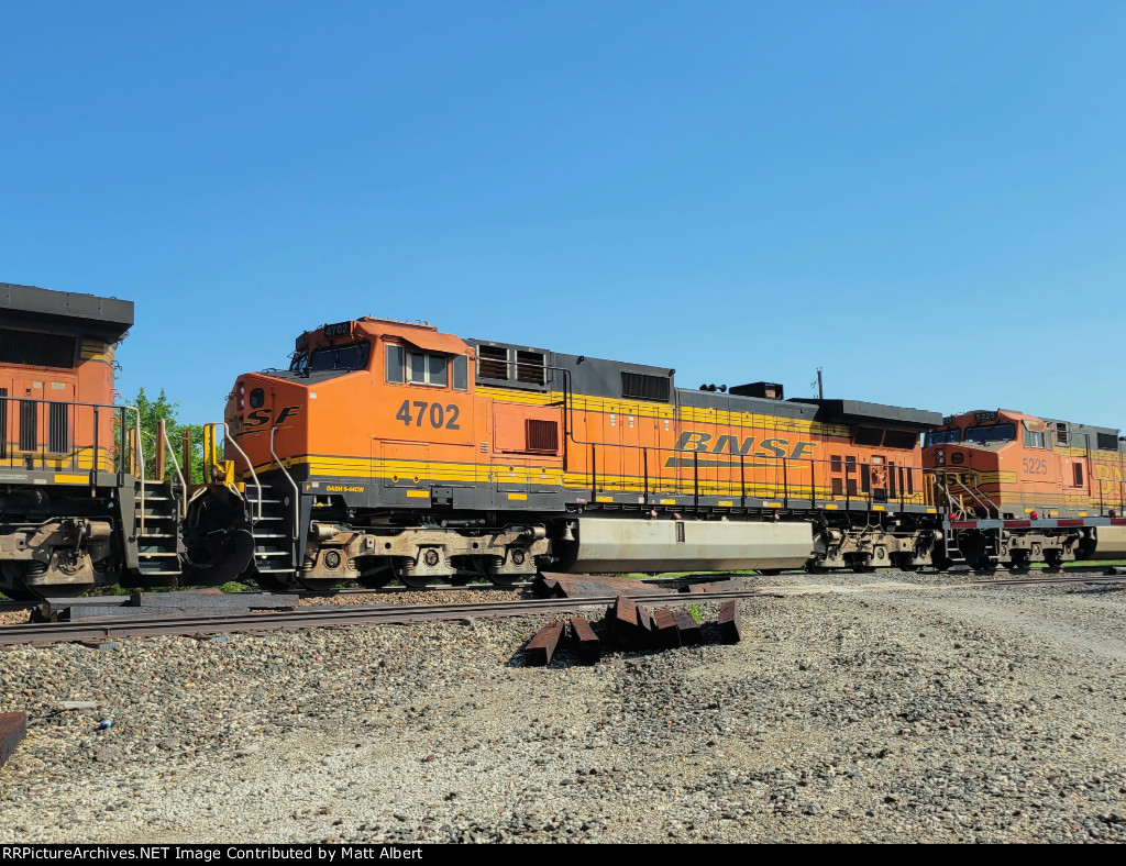 BNSF 4702